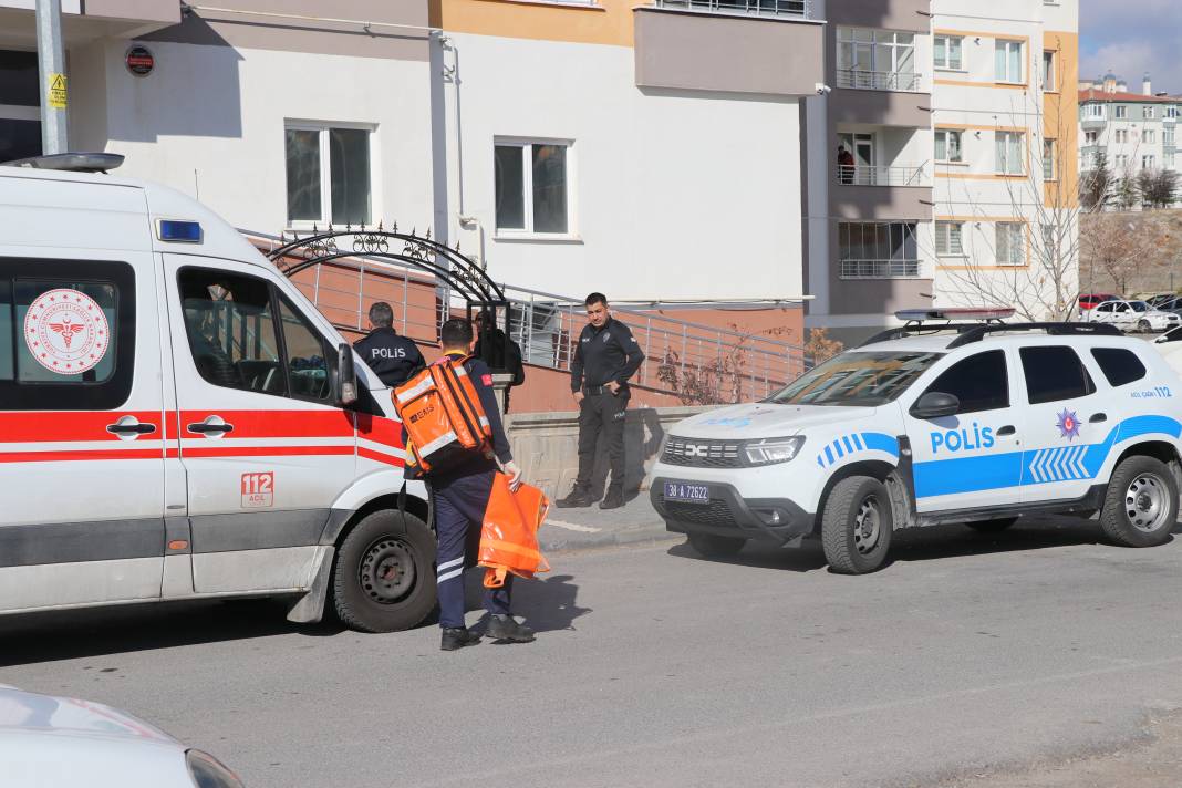 7 yaşındaki oğlunu vuran baba kendini eve kilitledi 8